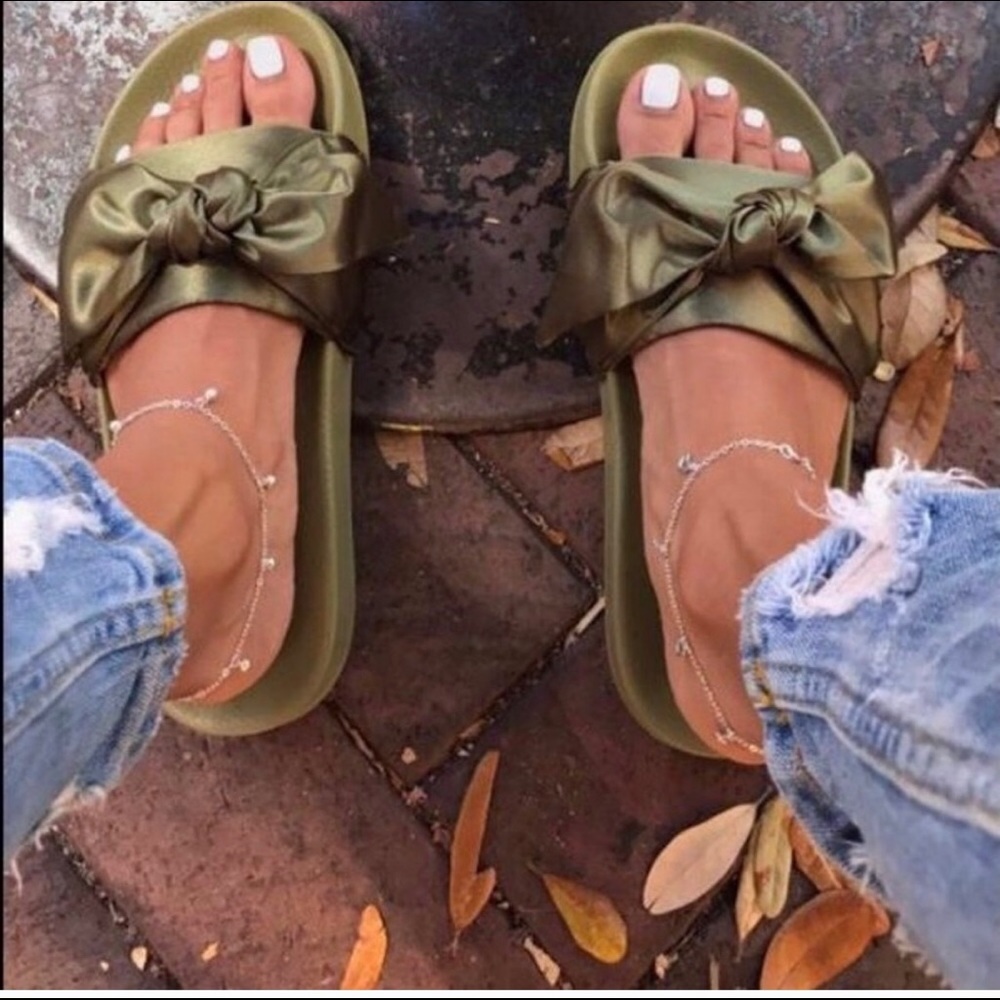 SOLD!!  Fenty Bow Slide!! 😱😱 Beautiful slides❤️